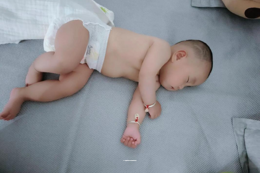 沁阳宝宝拍嗝的正确方法
